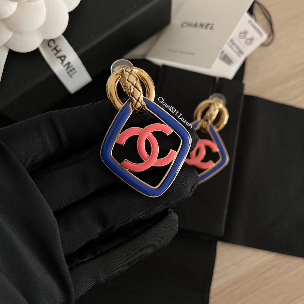 Auth Chanel 22S Diamond Shape CC Dangle Gold Clip-On Earrings